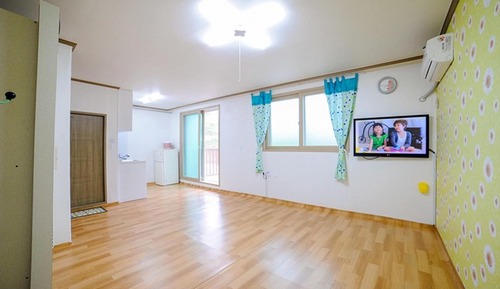 Room (Room 201)