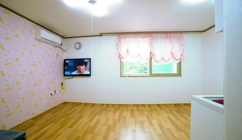 Room (Room 203)