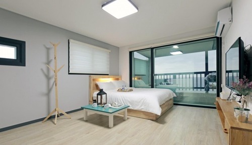 Room (3-E)