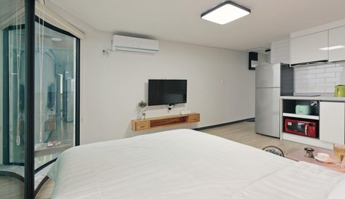 Room (3-C)