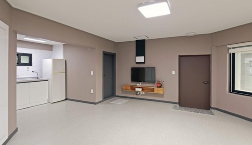 Room (1-A)