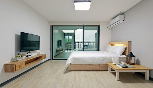Room (3-D)