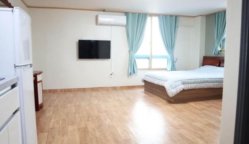 Room (Room 505)