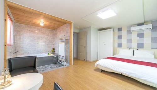 Room (Room 201 (Ocean room Spa))