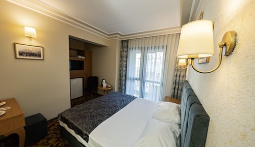 Standard Room with City View and French Balcony - Single