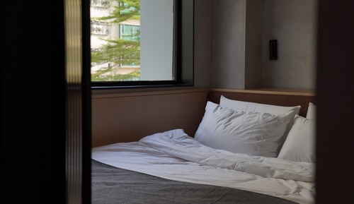 Premier Cinema Double Bed Room - Great Screen Projector