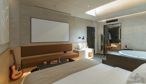 Premier Cinema Double Bed Room - Great Screen Projector