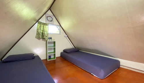 Habitación con 2 camas individuales, baño compartido