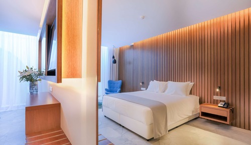 Habitación, balcón, vistas a la piscina