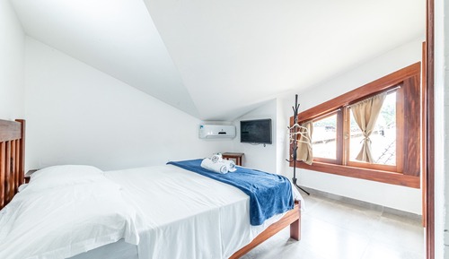 Habitación básica con 2 camas individuales