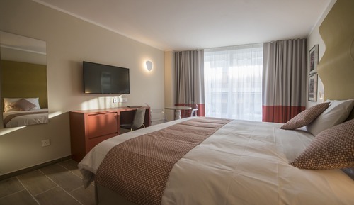 Habitación con 1 cama doble o 2 individuales, vistas parciales al mar