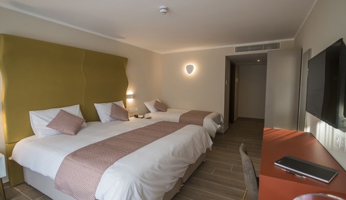 Habitación triple, vistas parciales al mar