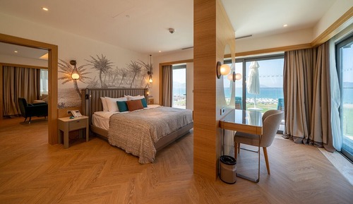 Private Suite Via Pool