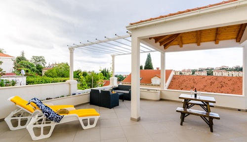 Estudio (Studio Apartment with Terrace)