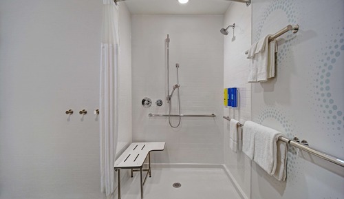 Habitación, 2 camas de matrimonio (Mobility & Hearing, Roll-In Shower)