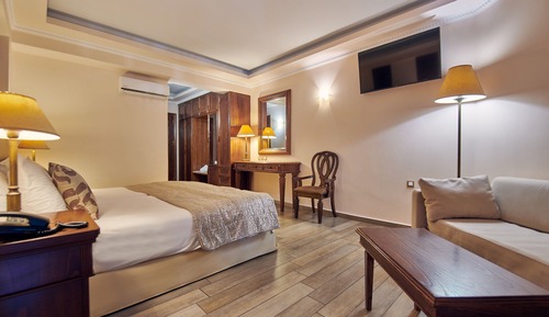 Swim Up Junior Suite with Pool View