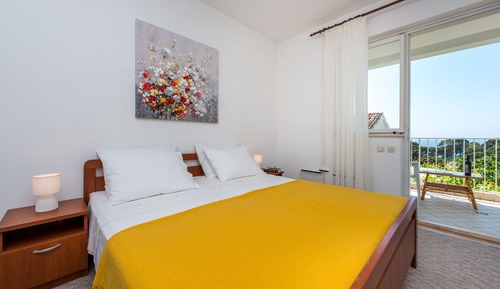 Apartamento (Three-Bedroom Apartment with Balcony )