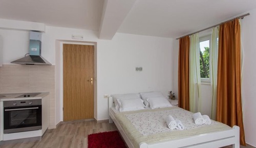 Estudio (Studio Apartment with Balcony)