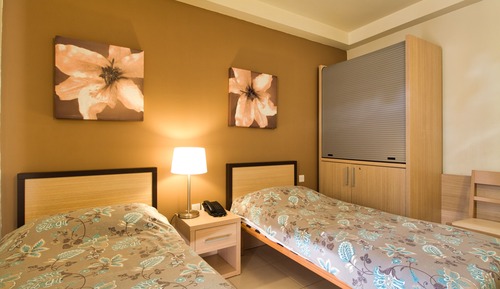 Habitación con 2 camas individuales, balcón