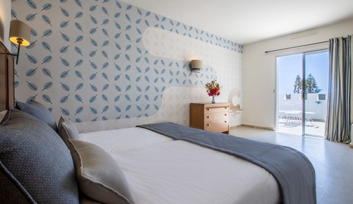 Habitación triple, vistas al mar