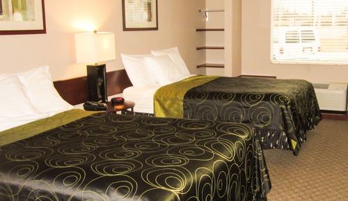 2 Queen Beds with Kitchenette