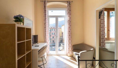 Habitación, balcón, vistas a la ciudad