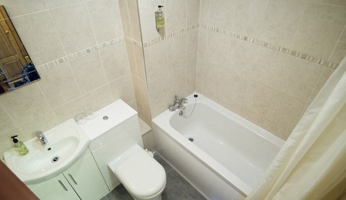 Habitación con 2 camas individuales, baño privado