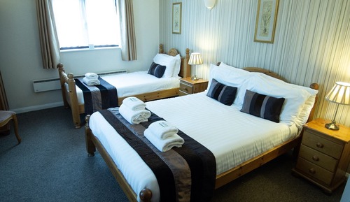 Habitación doble, baño privado (with Extra Single Bed)