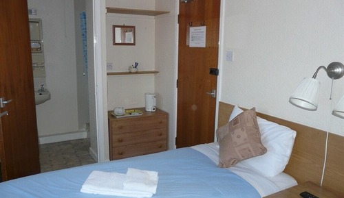 Habitación con 2 camas individuales, baño privado