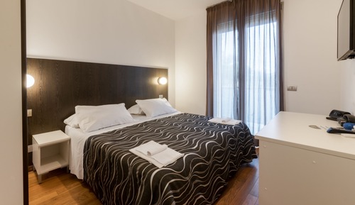Habitación con 1 cama doble o 2 individuales, baño privado (Enzo Ferrari)