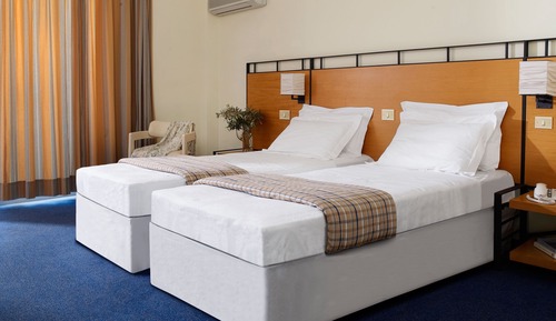Habitación estándar con 1 cama doble o 2 individuales, vistas parciales al mar