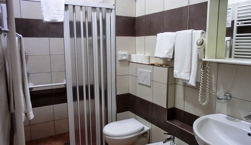 Habitación triple clásica, 1 habitación, baño privado, planta baja