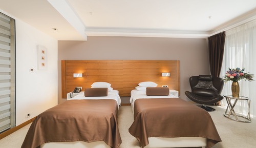 Habitación superior con 1 cama doble o 2 individuales, vistas a la ciudad