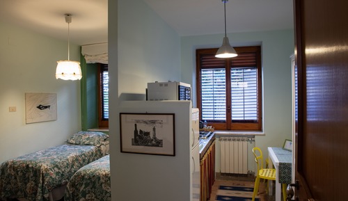 Habitación con 2 camas individuales, cocina básica