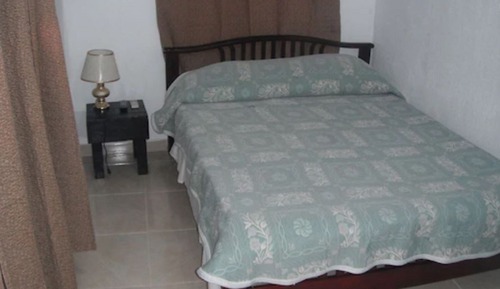 Habitación básica con 2 camas individuales