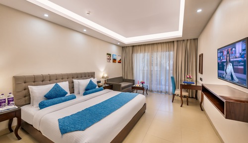 Superior Room, 1 King Bed, Balcony