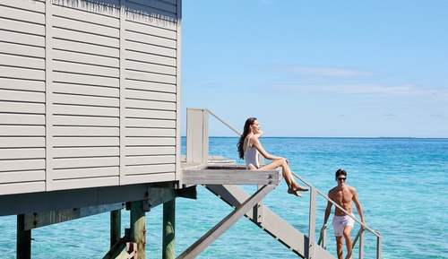 Habitación con 2 camas individuales, sobre el agua