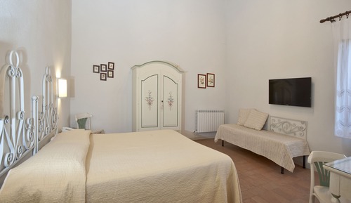 Habitación triple estándar, varias camas, baño privado, vistas a la colina