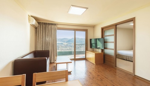 Suite (No Kitchen/Standard/Bed)