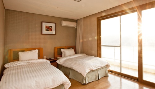 Family (Kitchen/Standard/Bed) - Bed Type Randomly Assigned