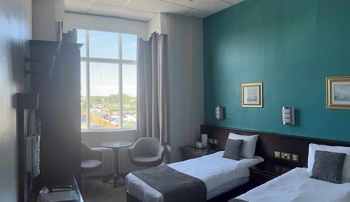 Habitación estándar con 2 camas individuales, vistas parciales al mar