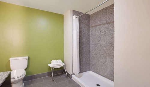 Habitación, 1 cama de matrimonio grande, accesible para personas con discapacidad (Accessible Tub)