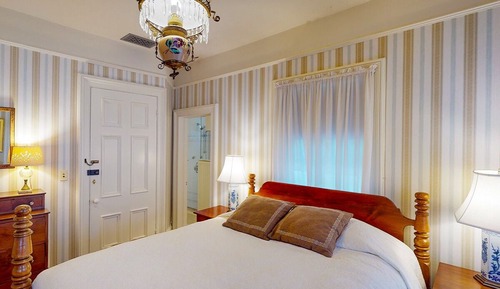Suite (Queen Village)