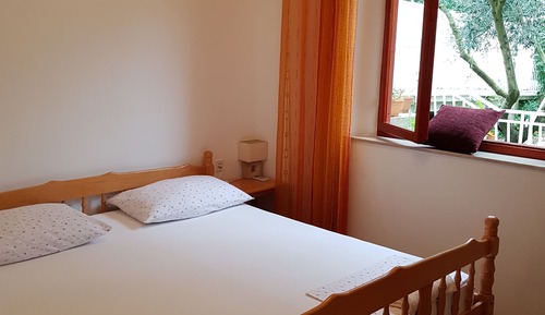 Estudio clásico, 1 cama de matrimonio grande, vistas al jardín