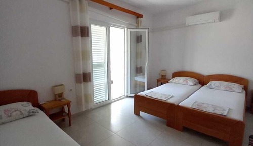 Habitación triple, balcón, vistas parciales al mar