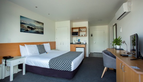 Estudio, 1 cama de matrimonio grande, vistas parciales al mar, planta baja