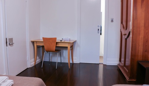 Habitación con 2 camas individuales, baño privado