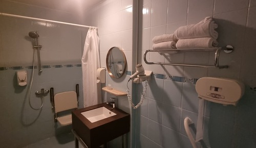Habitación básica con 2 camas individuales, sin ventanas