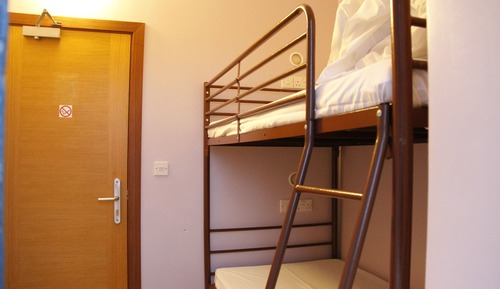 Dormitorio compartido, dormitorio mixto, baño privado (1 bed, mixed room of 6)