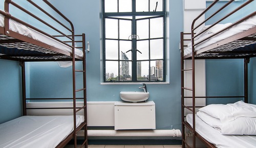 Dormitorio compartido básico, baño privado (One bed In Four Bedded Shared Room)